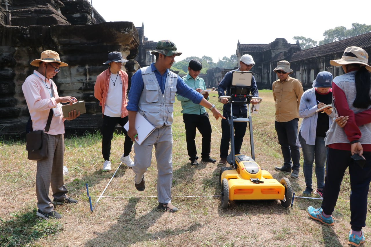 មន្ត្រី បុគ្គលិកបច្ចេកទេសនៃអាជ្ញាធរជាតិអប្សរា ចូល រួមវគ្គបណ្តុះបណ្តាលការ ប្រើប្រាស់ម៉ាស៊ីន GPR ដើម្បីសិក្សាស្រាវជ្រាវអំពីបុរាណវិទ្យា