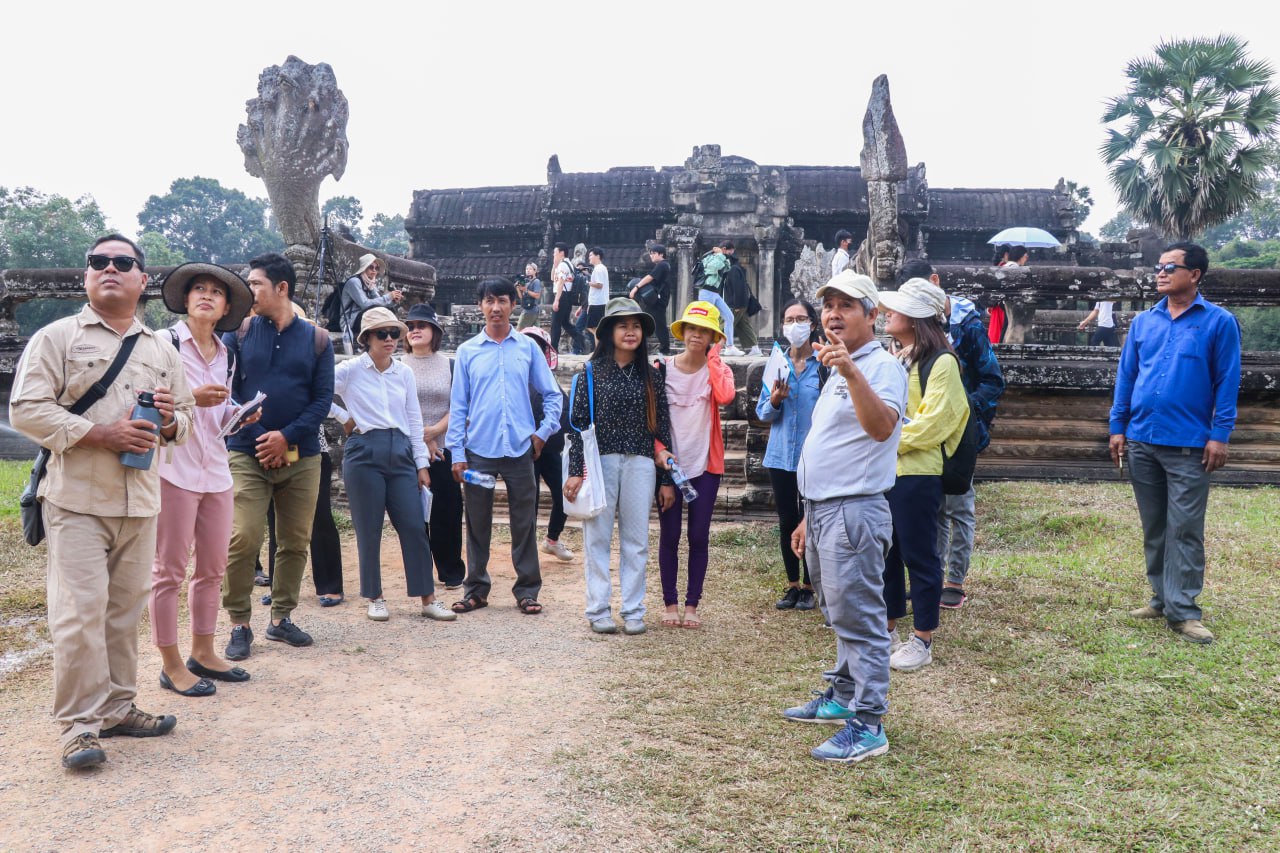 សិក្ខាកាមក្នុងវគ្គបណ្ដុះបណ្ដាលភាសាអង់គ្លេសផ្នែកស្រាវជ្រាវ និងអភិរក្ស ចុះកម្មសិក្សានៅ​ប្រាសាទ អង្គរវត្ត