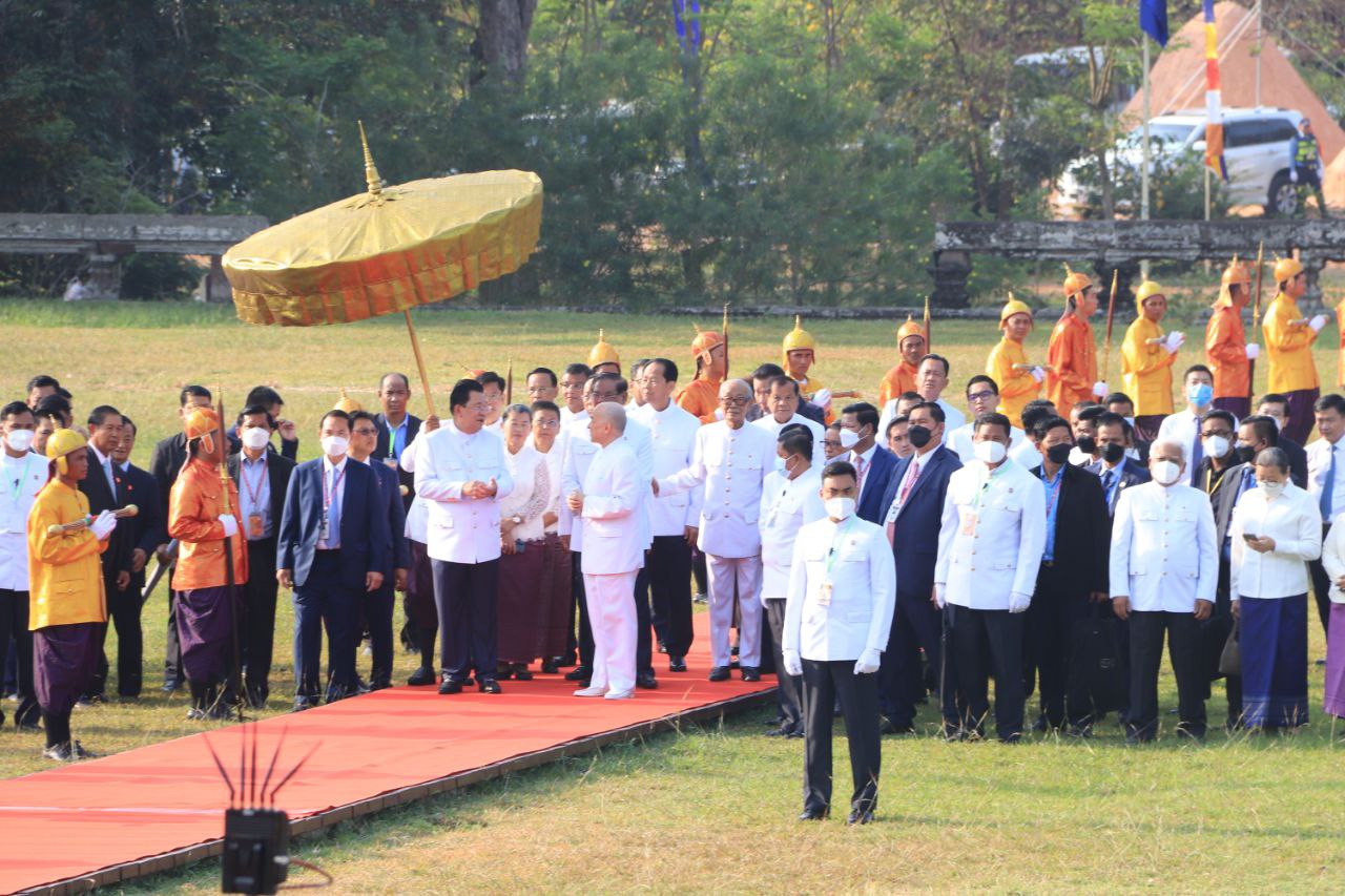 ព្រះមហាក្សត្រយាងប្រោសព្រះរាជទានព្រះអគ្គិជ័យកីឡានៅប្រាសាទអង្គរវត្ត