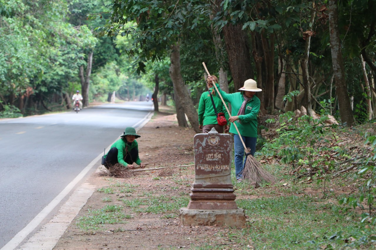 ក្រុមការងារសម្អាតបរិស្ថានសំណូមពរ ឱ្យប្រជាពលរដ្ឋ និងភ្ញៀវទេសចរកុំ ចោលសំរាមតាមដងផ្លូវក្នុងរមណីយដ្ឋានអង្គរ