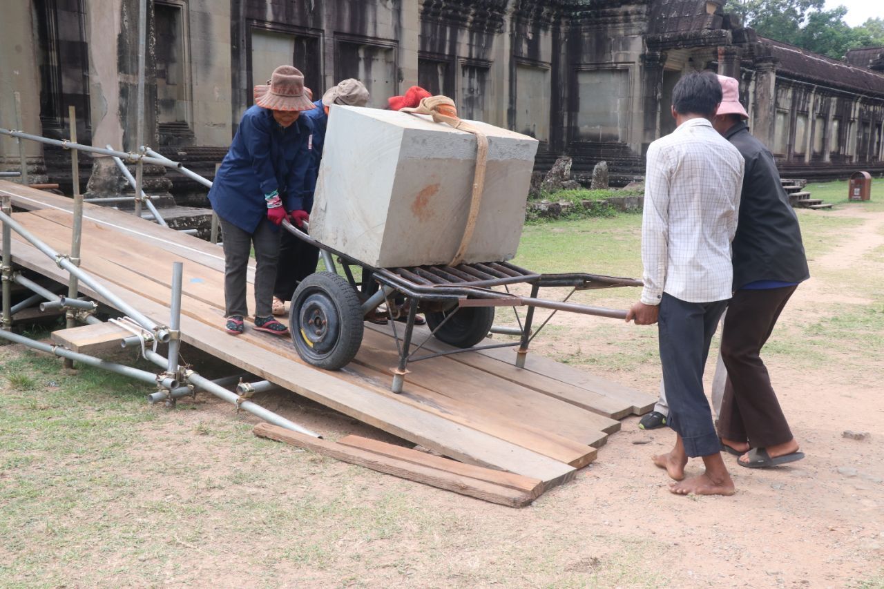 ជួសជុលនិងពង្រឹងខឿនរួតបាកាណនៅផ្នែកអាគ្នេយ៍នៃប្រាសាទអង្គរវត្ត តាមបែបបុរាណដោយប្រើកម្លាំងមនុស្ស