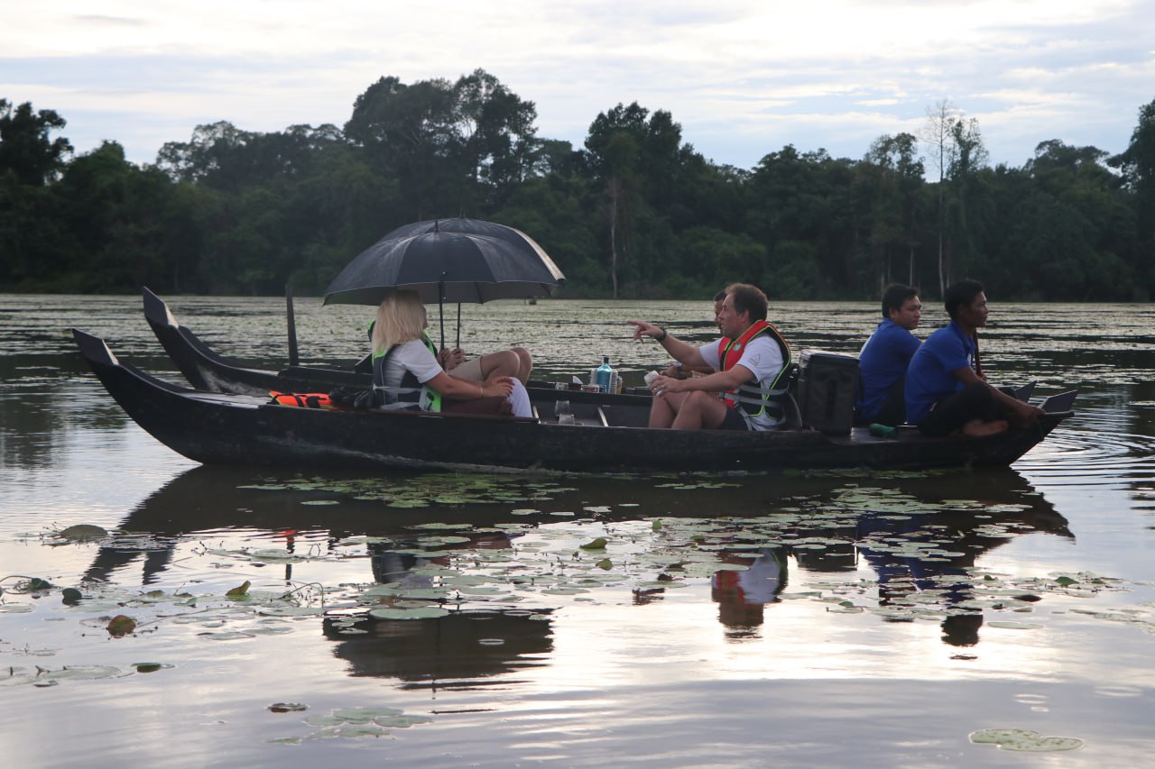 ទិដ្ឋភាពភ្ញៀវទេសចរ ជិះទូកកម្សាន្តនៅបារាយណ៍ជយតាដាក ឬបារាយណ៍នាគព័ន្ធ