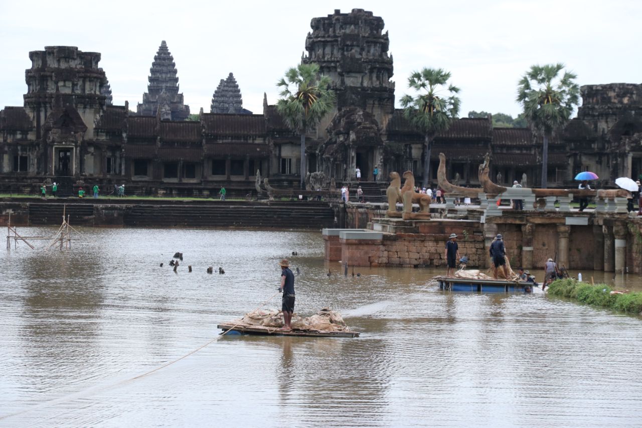 អាជ្ញាធរជាតិអប្សរា ដកទំនប់ការពារចេញពីការដ្ឋានរបស់ស្ពានហាលខាងលិចប្រាសាទអង្គរវត្ត