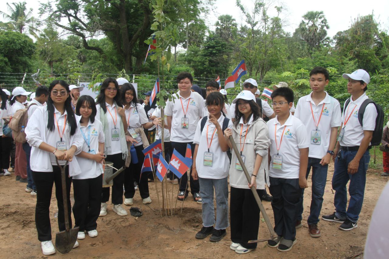 ក្រុមយុវជនអ្នកវិទ្យាសាស្ត្រវ័យក្មេង១៣ប្រទេសចូលរួមដាំកូនឈើជានិមិត្តរូបនៅតំបន់រមណីយដ្ឋានអង្គរ