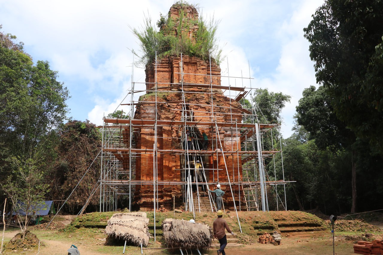 អ្នកជំនាញអាជ្ញាធរជាតិអប្សរា កំពុងជួសជុលប្រាសាទអូរផ្អុង នៅលើភ្នំគូលែន