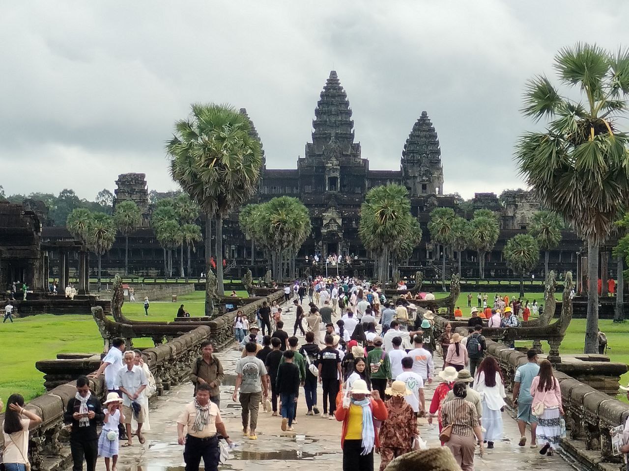 ការទស្សនាប្រាសាទអង្គរវត្ត ដើរចូលពីទិសខាងលិច ទេសចរគ្រប់រូបនឹងឃើញទិដ្ឋភាពដ៏ស្គឹមស្កៃ និងគោរពលើកតម្លៃប្រាសាទ