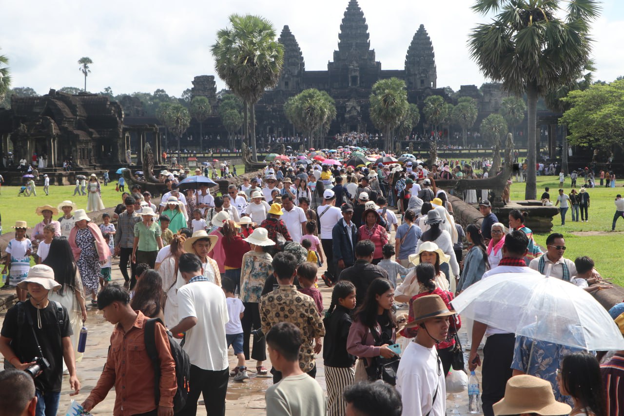 ទេសចរ បង្ហាញក្តីរំភើប ពេលឃើញរមណីយដ្ឋានអង្គរមានភ្ញៀវទេសចរមកទស្សនាច្រើនកុះករនាថ្ងៃបុណ្យអុំទូកបណ្ដែតប្រទីបសំពះព្រះខែ និងអកអំបុកឆ្នាំនេះ