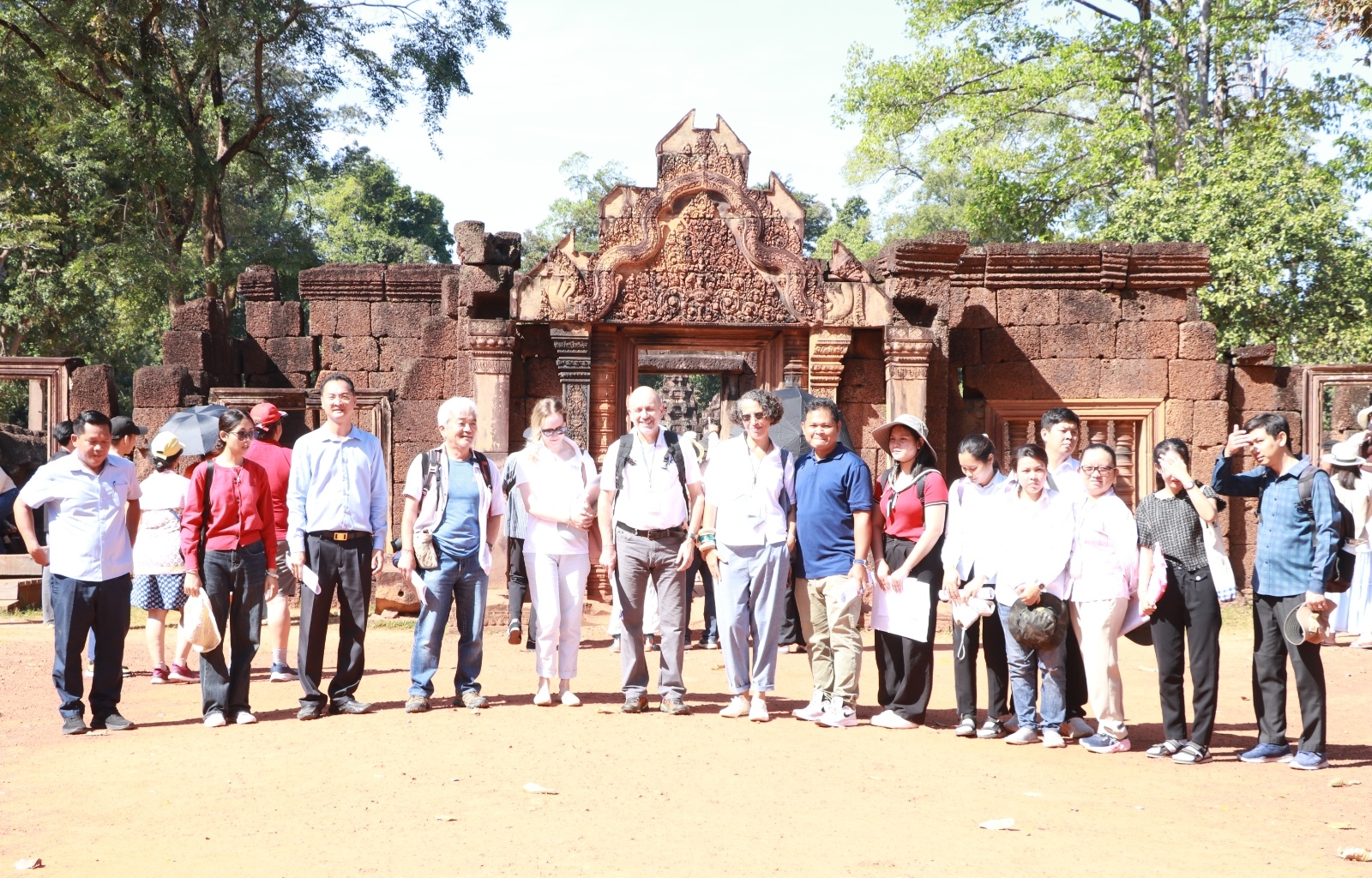 អ្នកជំនាញការអាដហុកអាយស៊ីស៊ី-អង្គរ/សំបូរព្រៃគុក បន្តចុះពិនិត្យ គម្រោងកែសម្រួលវង់ទស្សនា នៅប្រាសាទបន្ទាយស្រី