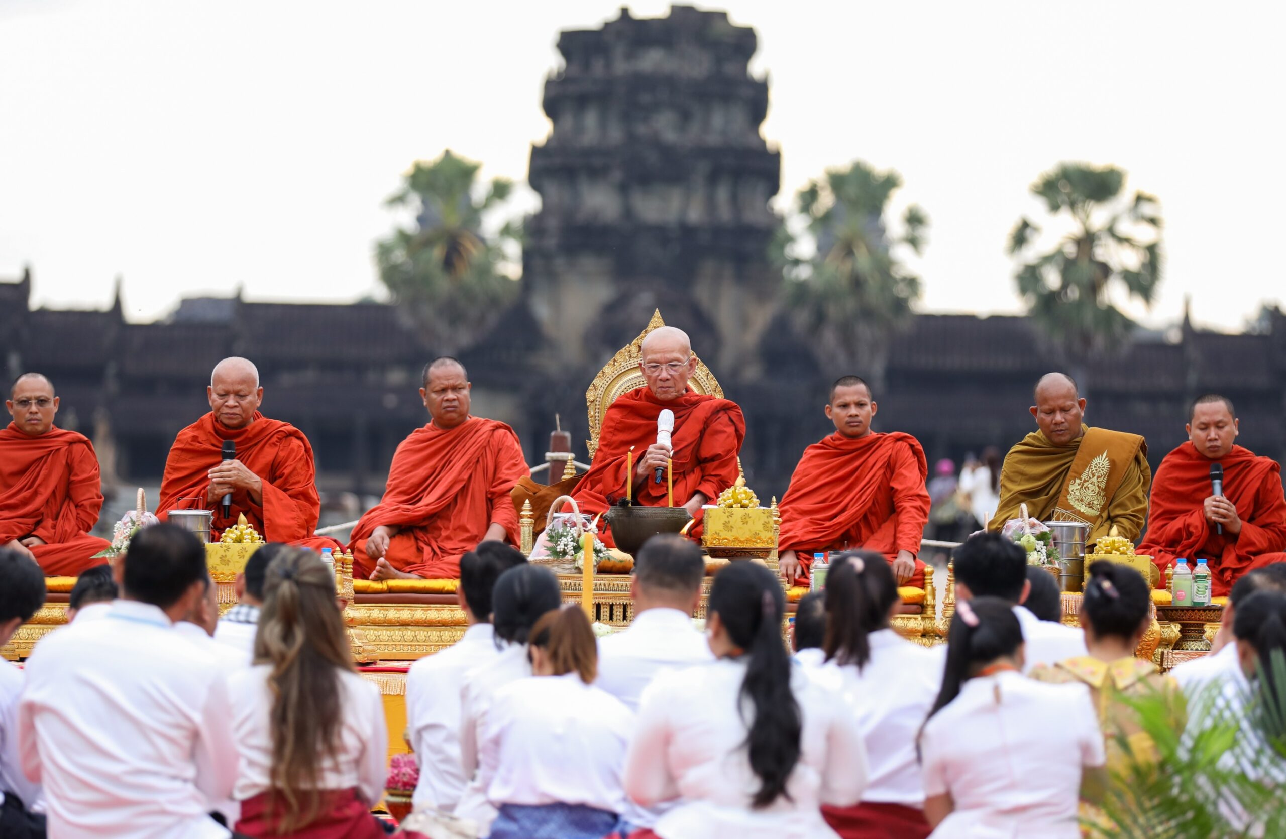អាជ្ញាធរជាតិអប្សរា ធ្វើពិធីបួងសួងសុំសេចក្តីសុខសន្តិភាពនៅប្រាសាទអង្គរវត្ត