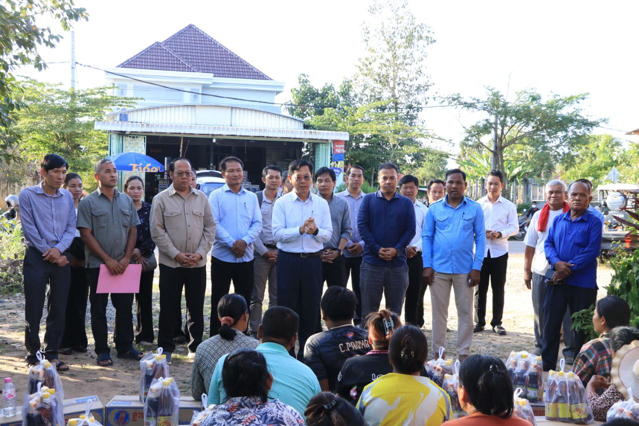 អគ្គនាយកអាជ្ញាធរជាតិអប្សរា ដឹកនាំយកស្បៀងជូនពលរដ្ឋភៀសសឹក នៅសង្កាត់ក្របីរៀល