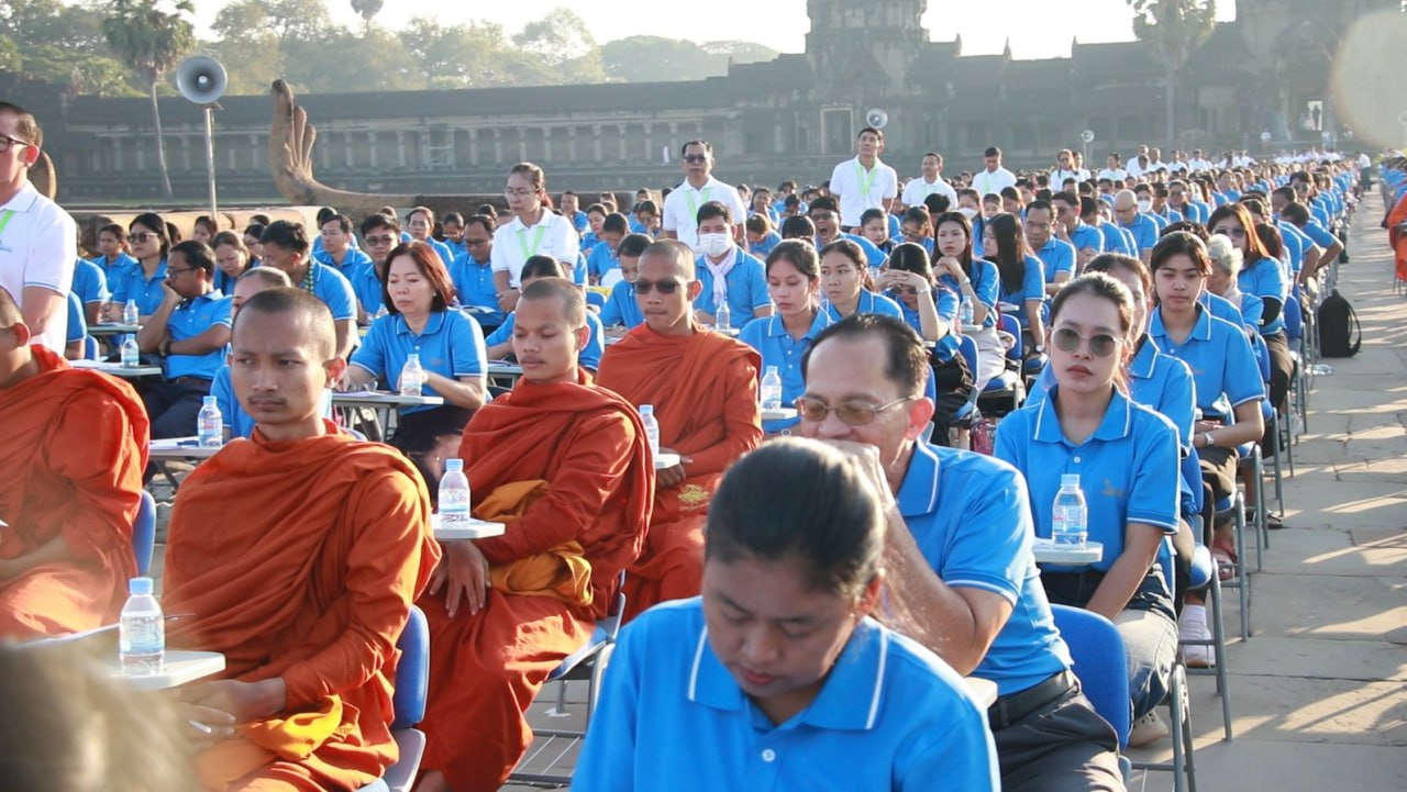 បេក្ខជន បេក្ខនារី និងបេក្ខសាមណ ១៨៦០អង្គ/នាក់ នឹងចូលរួមប្រកួតប្រជែងសរសេរសំណេរជាសាធារណៈនៅលើស្ពានហាលខាងមុខប្រាសាទ​អង្គរវត្ត