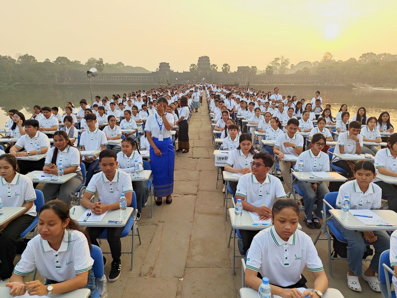 ព្រឹត្តិការណ៍ “សំណេរអង្គរ” លើកទី៣ បានប្រារព្ធធ្វើឡើងនៅលើស្ពានហាលខាងលិច នៃប្រាសាទអង្គរវត្ត