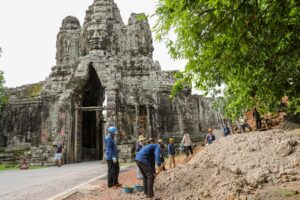 អាជ្ញាធរជាតិអប្សរា គ្រោងនឹងបញ្ចប់ការជួសជុលកំពែងក្រុងអង្គរធំ ប្រវែង ១៥ម៉ែត្រ នៅដំណាច់ឆ្នាំ២០២៦នេះ